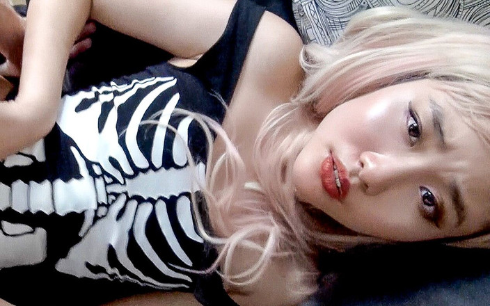 LustFeed: Perfektní asijská teenagerka Sophie Hara šuká ve své růžové paruce a...