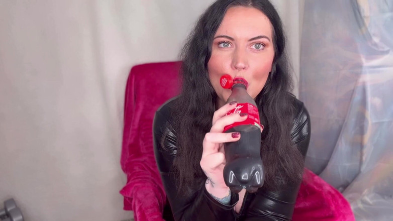 MissFFW: Miss Ffw geniet van een fles cola &amp; burping