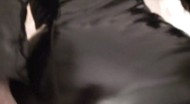 Femdom Austria: ルシラのお尻ショー、ラテックスドレスでからかう