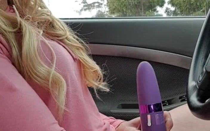 Michellexm: Tante seksi lagi asik masturbasi di dalam mobilnya