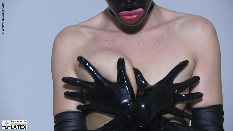 Fem Latex: L'arrapante pornostar formosa in tuta di lattice attillato