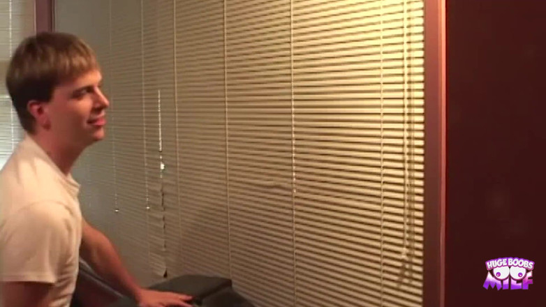 Huge Boobs MILF: 卷发的阿曼达用口交和3P性爱对待两个饥渴的家伙