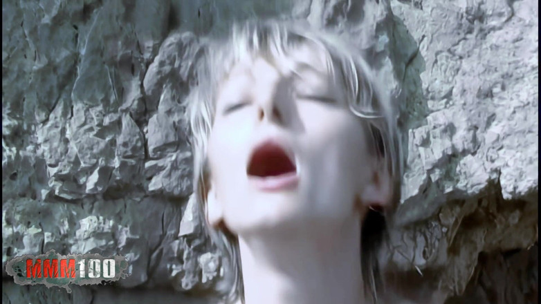 MMM100: Estelle-Clark Nadržená MILFka dostává rozbitou a La Plage