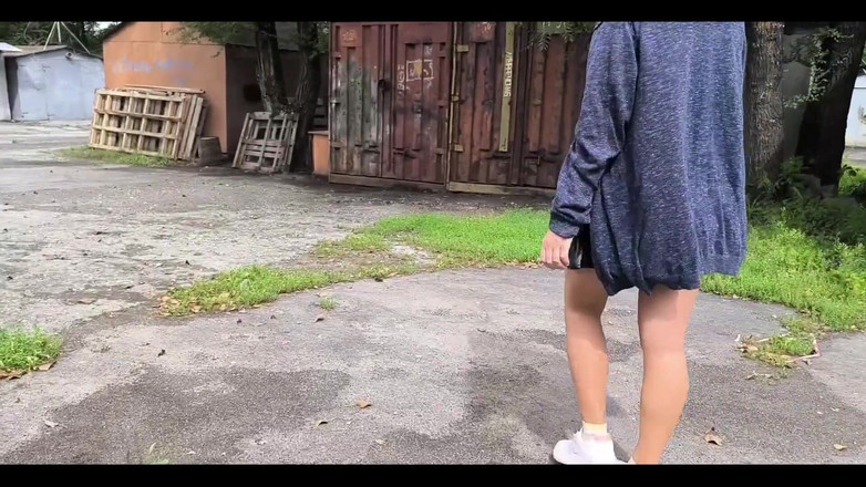 Juli Smith Meow: 我为这部视频选择了一个有趣的地方 - 被安静的一排排存储所包围