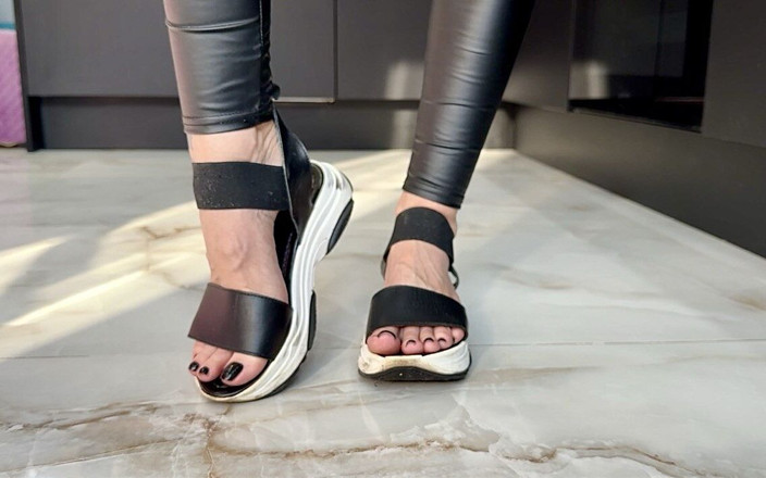 Julia domaina: Sandálias e leggings pretas de couro justas, esmalte preto para...
