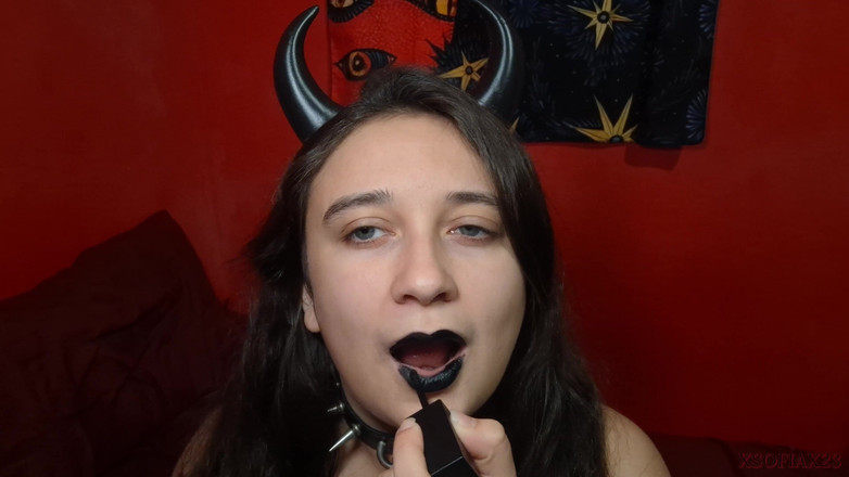 Sofia Nightshade: Son môi đen trang điểm