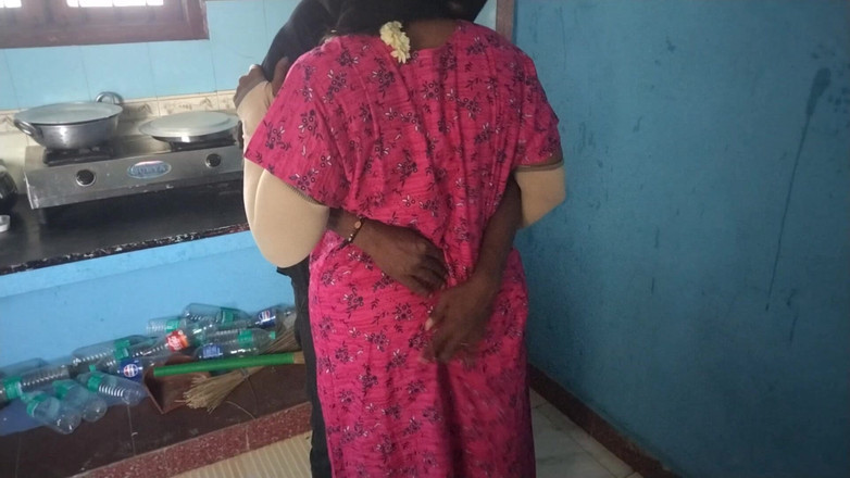 Benita sweety: Две тетушки, горячие сиськи, сосание члена, один паренек