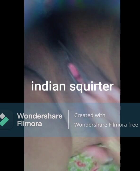 Indian squirter: Une petite amie indienne se doigte la chatte