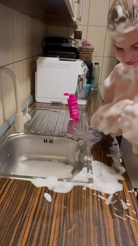 Haar wassen gebogen over de gootsteen