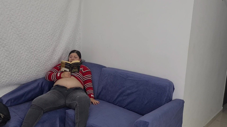 Alice H: Čtení knihy, břišní fetiš