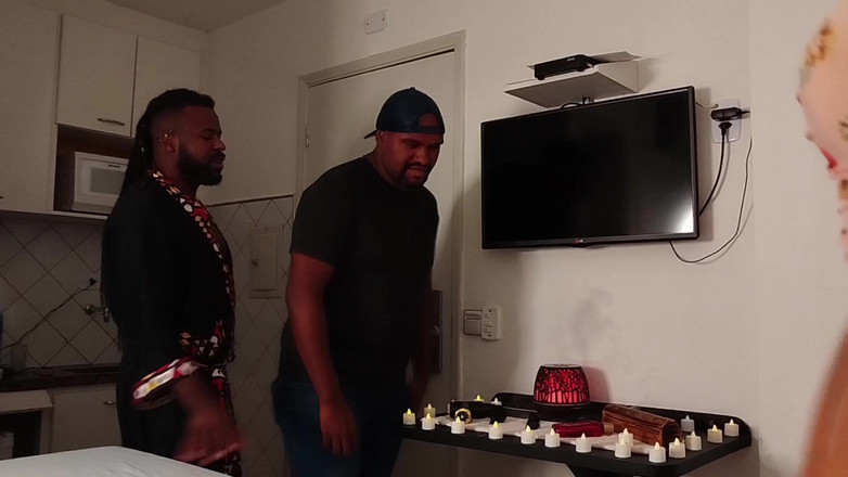 Nurseblack: Istri nakal ini dipijat dengan lembut sama pria kulit hitam...