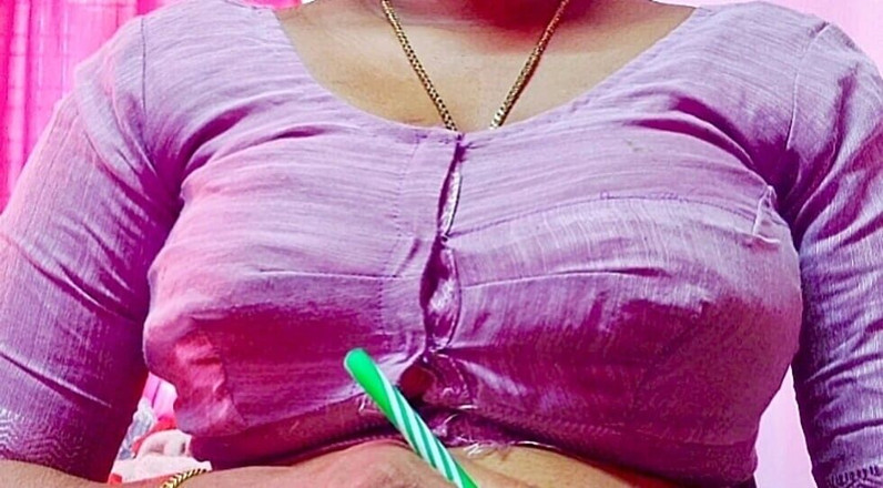 Desi Mohini: Индийская мачеха-милфа дези помогает своему пасыну к сексу