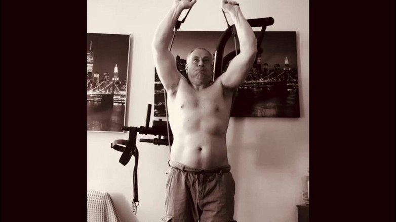 Alex Art: Starker Mann masturbiert nach dem Training