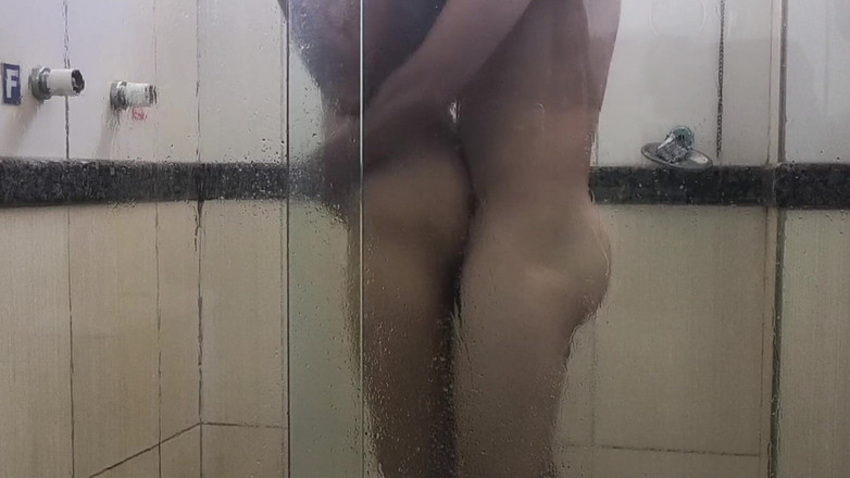 Cristopher Lewis: 与美丽的巴西黑发拉丁女郎在淋浴时射精。Feat。Nina