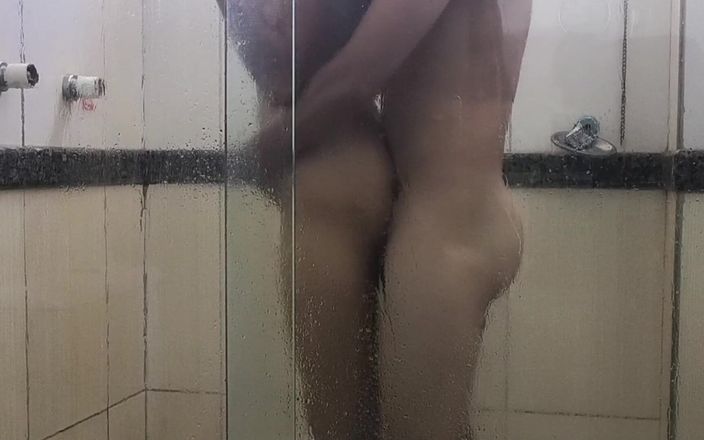 Cristopher Lewis: Sborrando davanti alla doccia con la bellissima mora brasiliana latina....