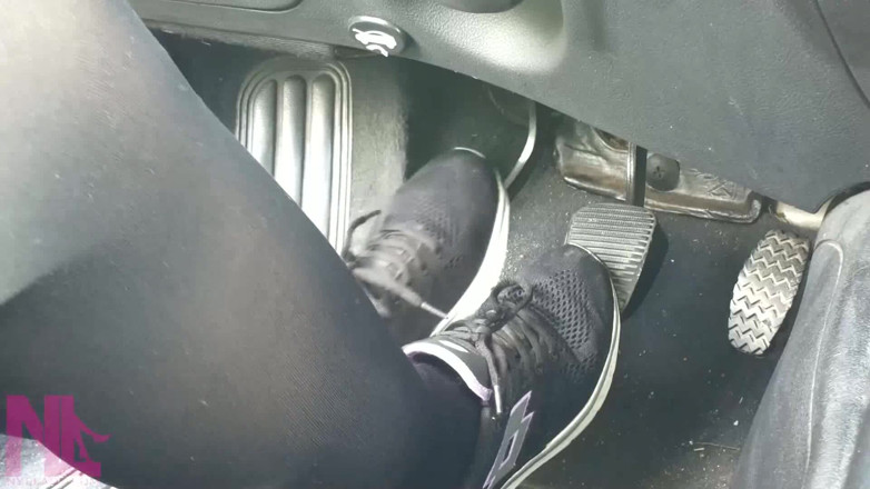 Nyllady: Pompare senzuală cu pedală în adidași negri