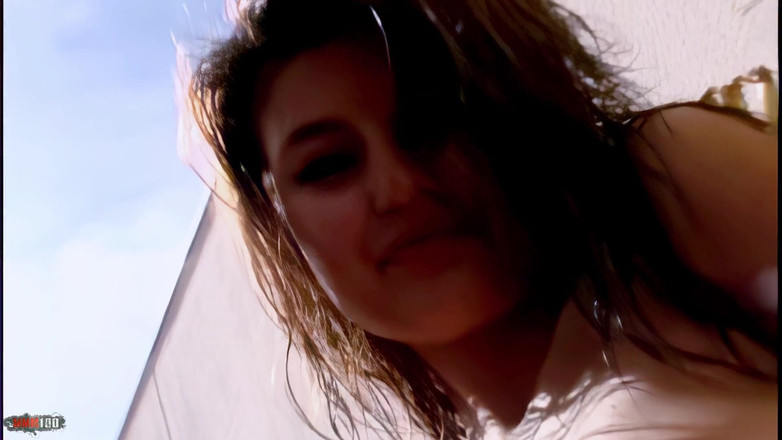 MMM100: Молоду француженку Карлу зняли під час сексуальної фотосесії на терасі