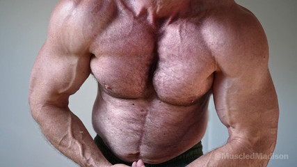 Muscled Madison: Madison si flette e mette i suoi muscoli in slip