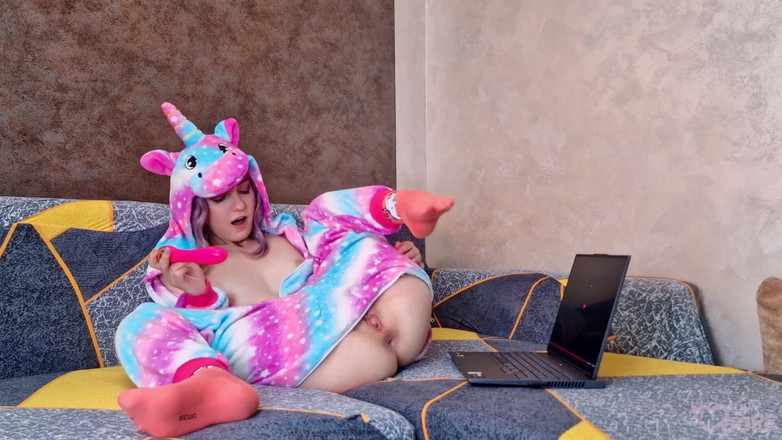 Lina Moore: Dívka v Kigurumi sleduje chlupaté porno