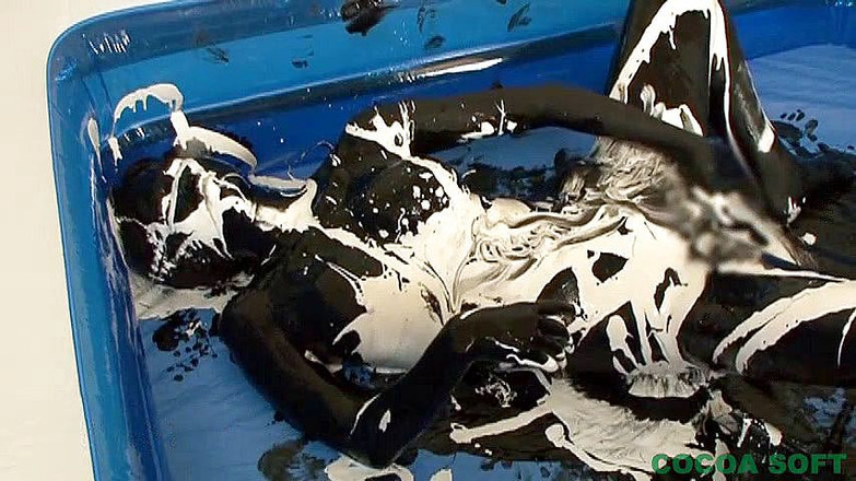 Cocoa Soft: Černá pomalovaná asijská kočka masturbuje s vibrátorem a pak umyje...