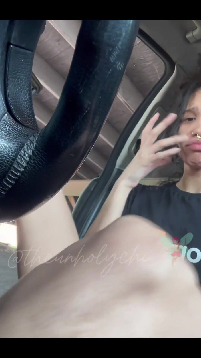 theunholychi: Napalona impulsywna i pokazująca się stopami! 