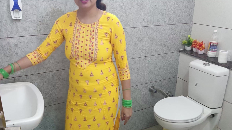 Saarabhabhi6: India caliente madrastra follada hijastro sucio en baño en audio...