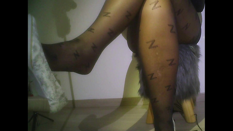 MisS Angel: Schoen bungelend in panty