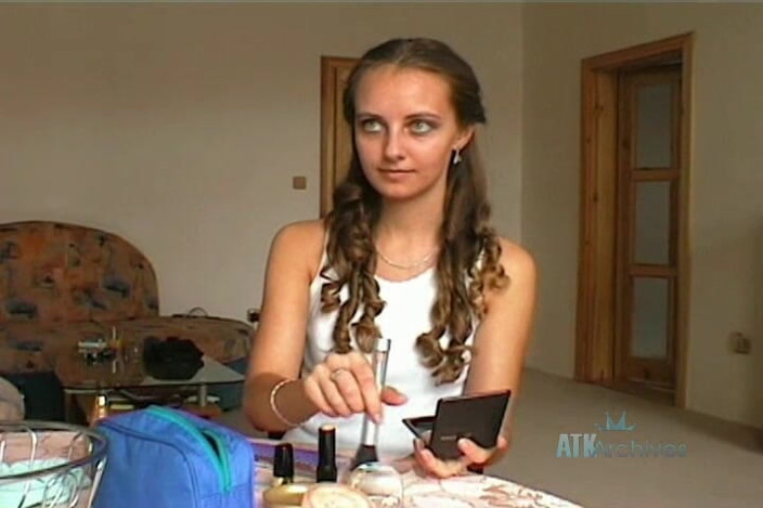 ATK Fans (Lesbians): Isabela spielt mit Make-up
