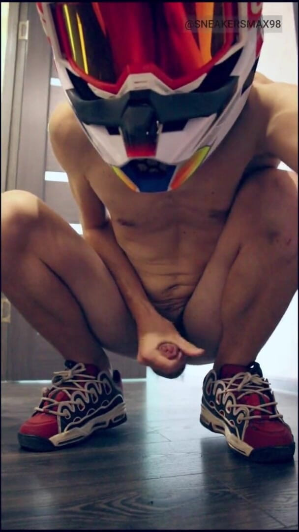 Sneakersmax98: 穿着狐狸mxhelmet的裸体男人在耐克运动鞋上撸管