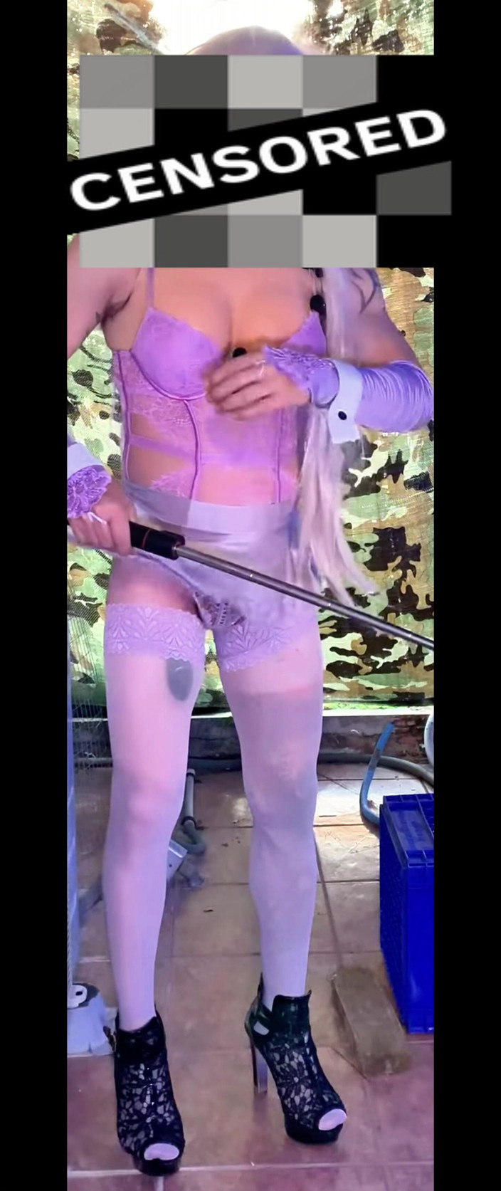 Benito414: Транс-шмель с красивой задницей в чулках нижнего белья