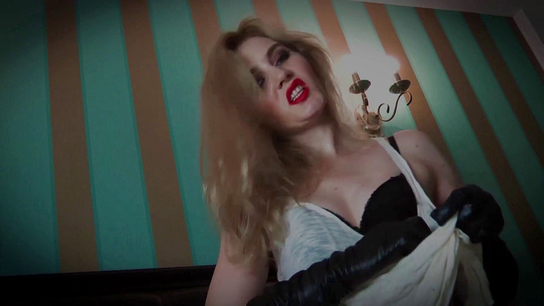 Goddess Celine: Kafanı ezmeden önce taytının arasında