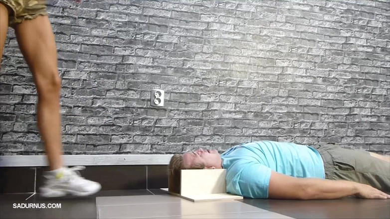 Sadurnus: Під красивими кросівками Аріель!