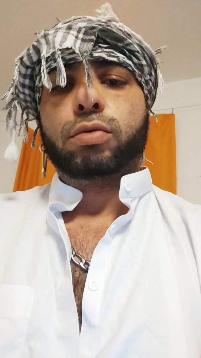 SmokedAlloy2: На макіяжі, збуджений діджей-бро одягнений як збочений афганець