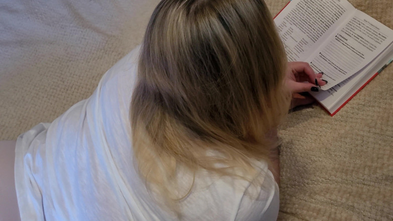 Peach Desert: Interrupted his stepsister's studies and cum in her mouth