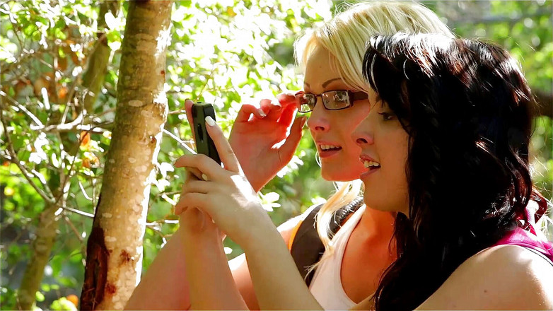 Lesbian Stories: Юная блондинка лижет киску своей подруги на улице