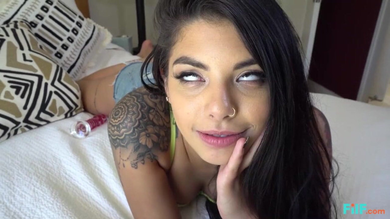 FILF - Father I'd Like To Fuck: Gina Valentina berlatih menghisap batang pada abang tirinya