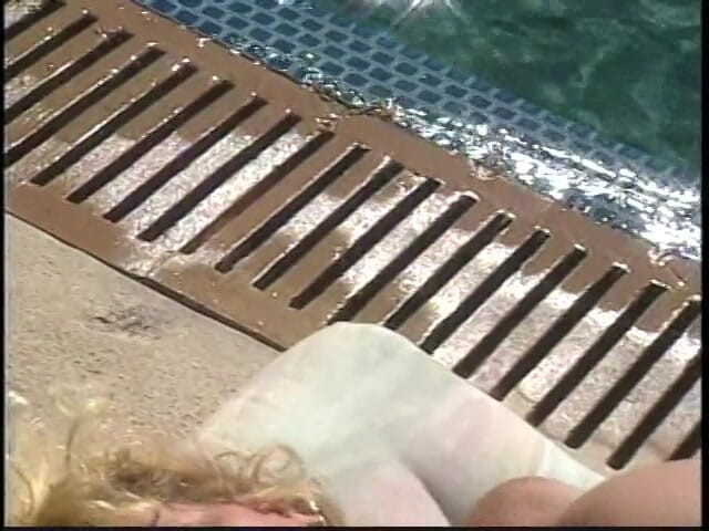 Pound Me Outside: Blonde berkongkek di tepi kolam