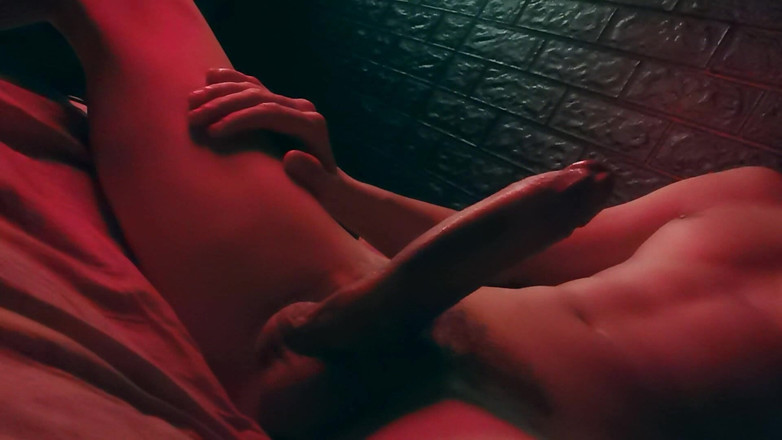 SEXY_GUYBEST: Очень страстно мастурбирует огромный член ночью и стонет!