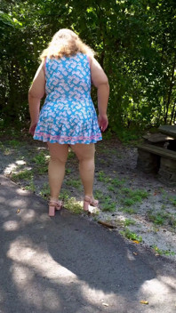 Jamdown26_da0603 - hete sexy bbw die buitenshuis in het park loopt met een minijurk en hakken