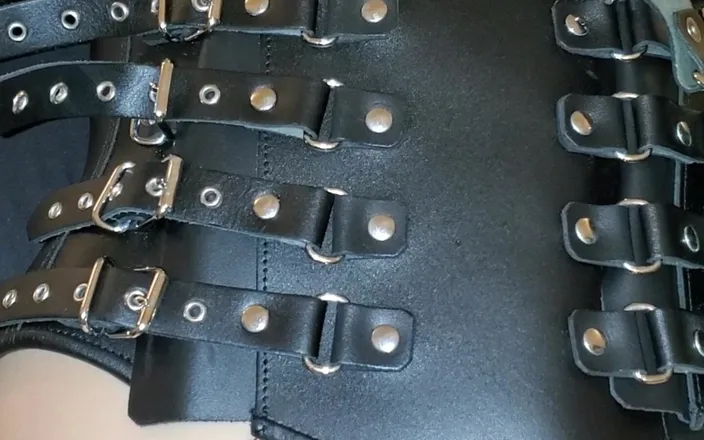 RefillMeAsYouWant: Anal in Leather Harness