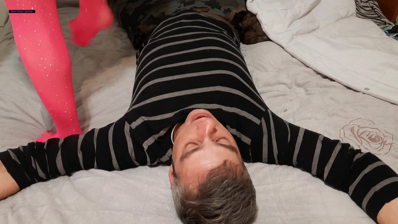 goddess82: 裸のお尻の下を支配!