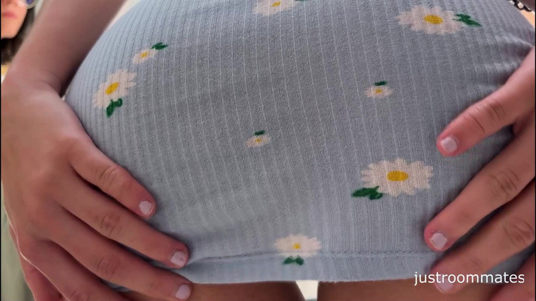 Sarahroomie: 試着室で義理の弟のチンポをしゃぶる