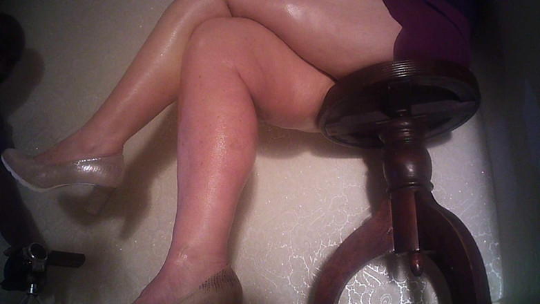 MisS Angel: Side view with golden heels