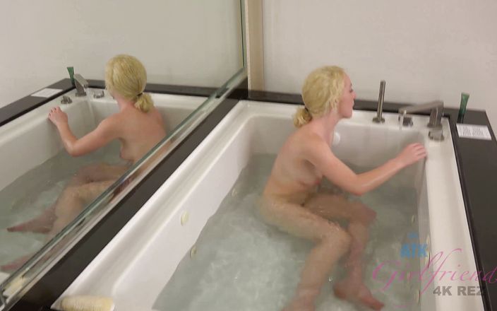 ATK Girlfriends: Vacanze virtuali a Las Vegas con la troia bionda Bonnie...