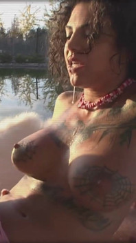 Awek bertatu Bonnie Rotten digerudi kedua-dua lubangnya oleh zakar gemuk