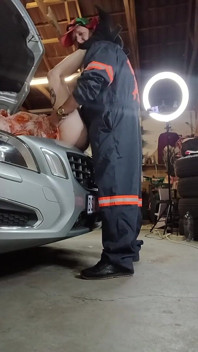 Ma voiture s’est cassée et un mécanicien excité m’a aidé à réparer la voiture