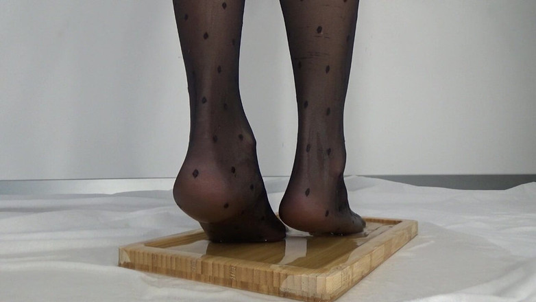 AnnaBUST: ストッキング姿の美脚におしっこをします