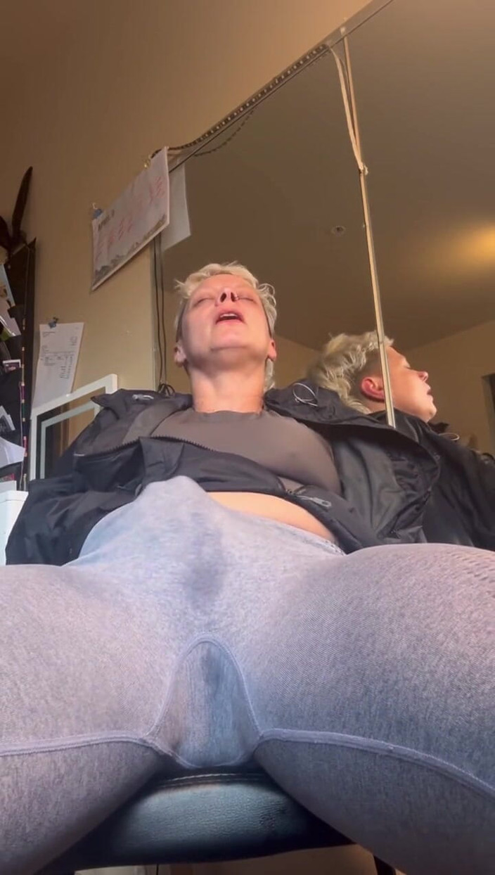 littleanda: Cumming Under My Yoga Pants