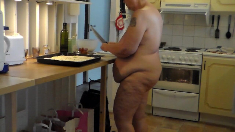 Sex hub couple: Jen is all nude and baking