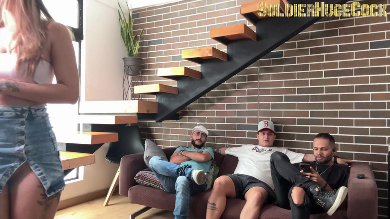 SoldierHugeCock: Me invita a ver el juego pero terminé follando a...